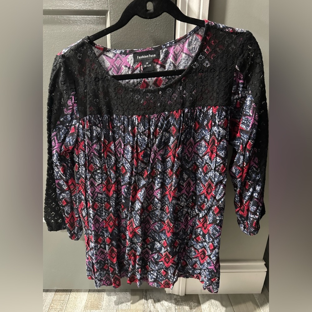 Women's Black and Red Patterned Top with lace neck accent.3/4 sleeves with band